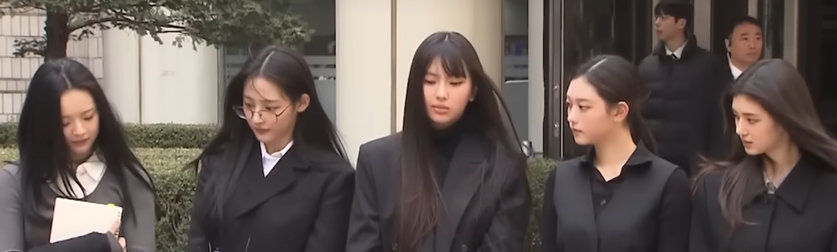 뉴진스와 ADOR의 법적 분쟁, 어떻게 시작되었나? The Legal Dispute Between NewJeans and ADOR: How Did It Begin?에 대한 img